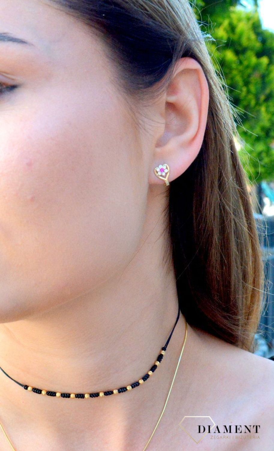 Złote kolczyki 333 kwiatek w serduszku z cyrkonią KL 4206A 333.  Złoto z ozdobnymi białą i czerwoną cyrkonią ułożone w kształt delikatnego serduszka. Urocza biżuteria dla dzieci, świetnie pasująca na prezent z różnych okazji.jpg